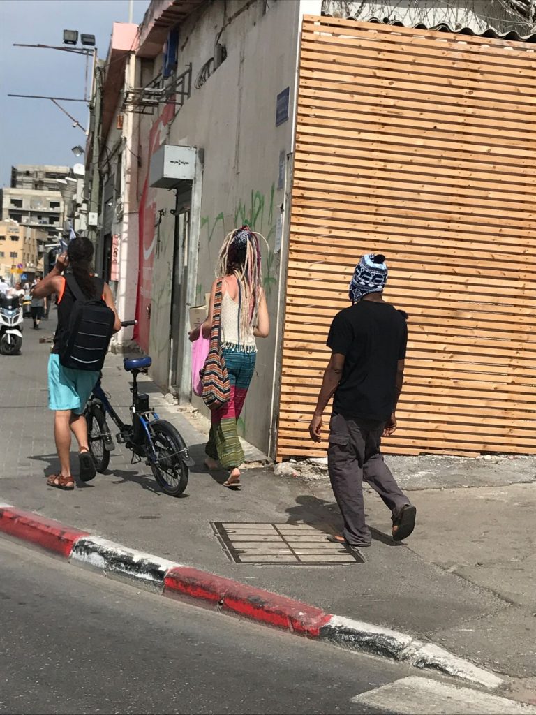 שיטוט בין מסגריות ונגריות, קיוסקים ומסעדות פועלים