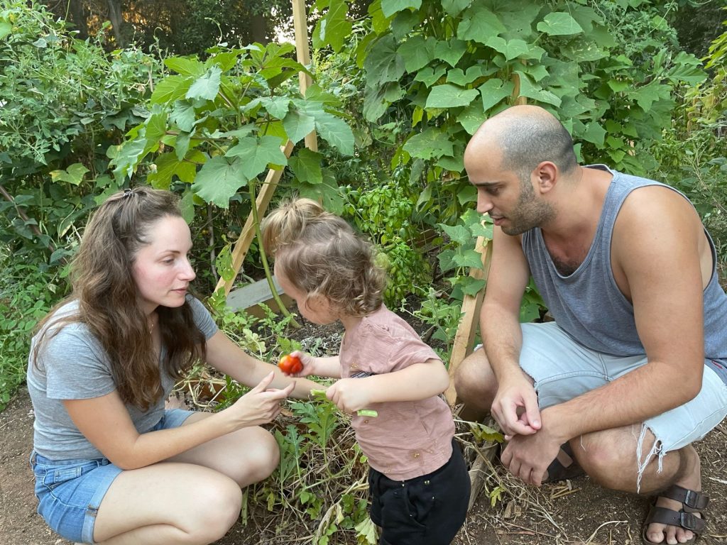 עומרי, חן ואדם ינאי – הגינה כאיזור מילוט מהמסכים